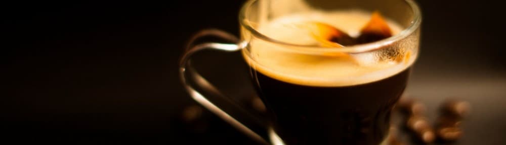 Topo historico do GuiaDoCafezinho com xicara de cafe