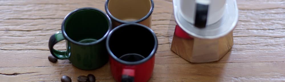 Canecas e cafeteira moka em topo historico do GuiaDoCafezinho